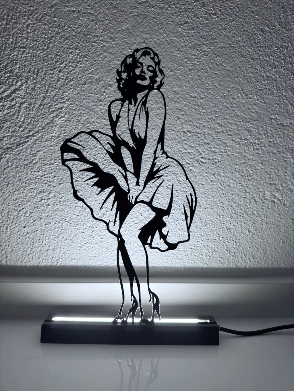 Lampada LED con silhouette 3D di Marilyn Monroe con la gonna al vento