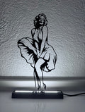 Lampada LED con silhouette 3D di Marilyn Monroe con la gonna al vento