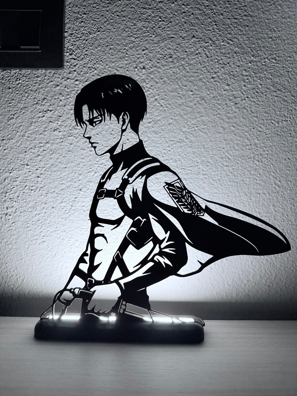 Lampada LED con silhouette 3D di Levi di Attack on Titan accesa