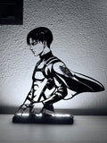 Lampada LED con silhouette 3D di Levi di Attack on Titan accesa