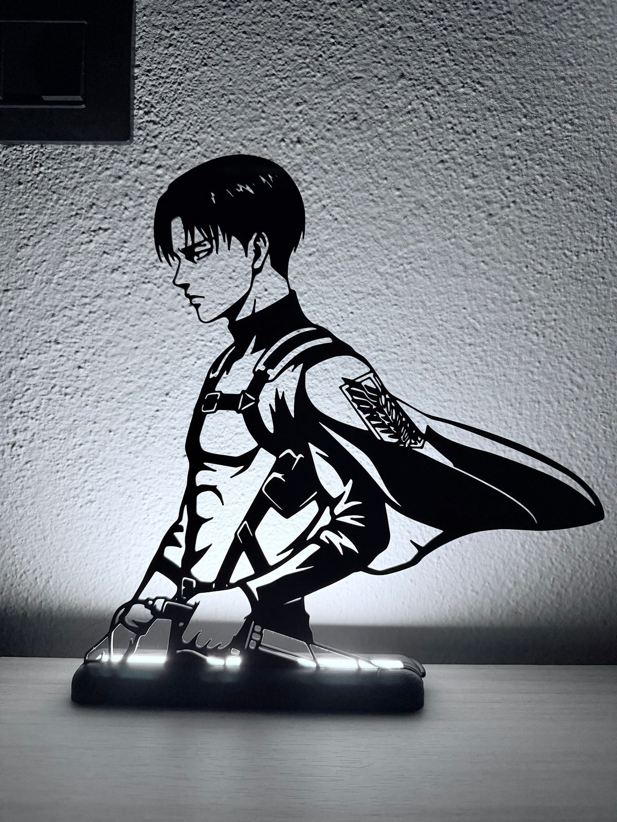 Lampada LED con silhouette 3D di Levi di Attack on Titan accesa