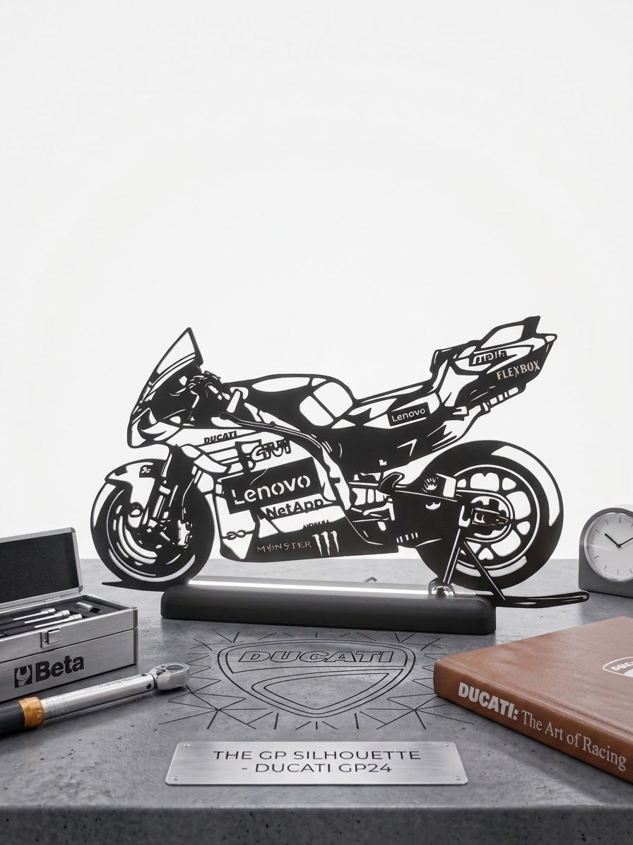 Lampada LED Ducati MotoGP di Marc Marquez su scrivania con attrezzi