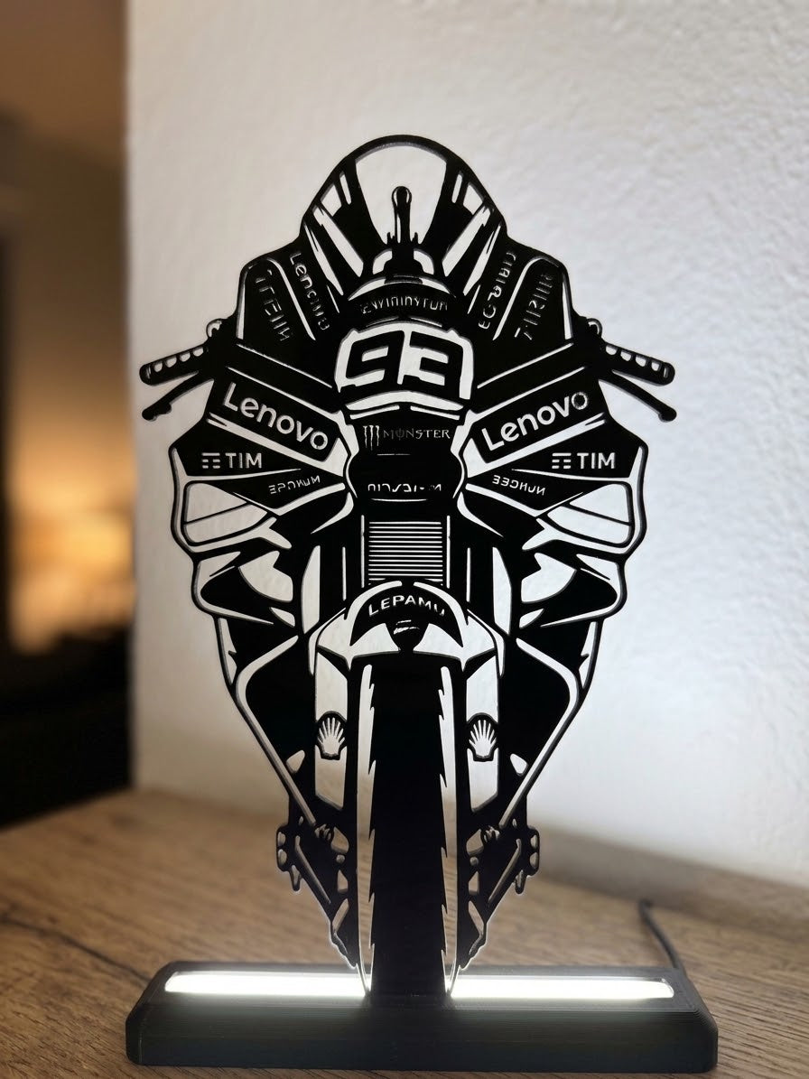 Lampada LED Ducati frontale numero 93 accesa su mensola in legno