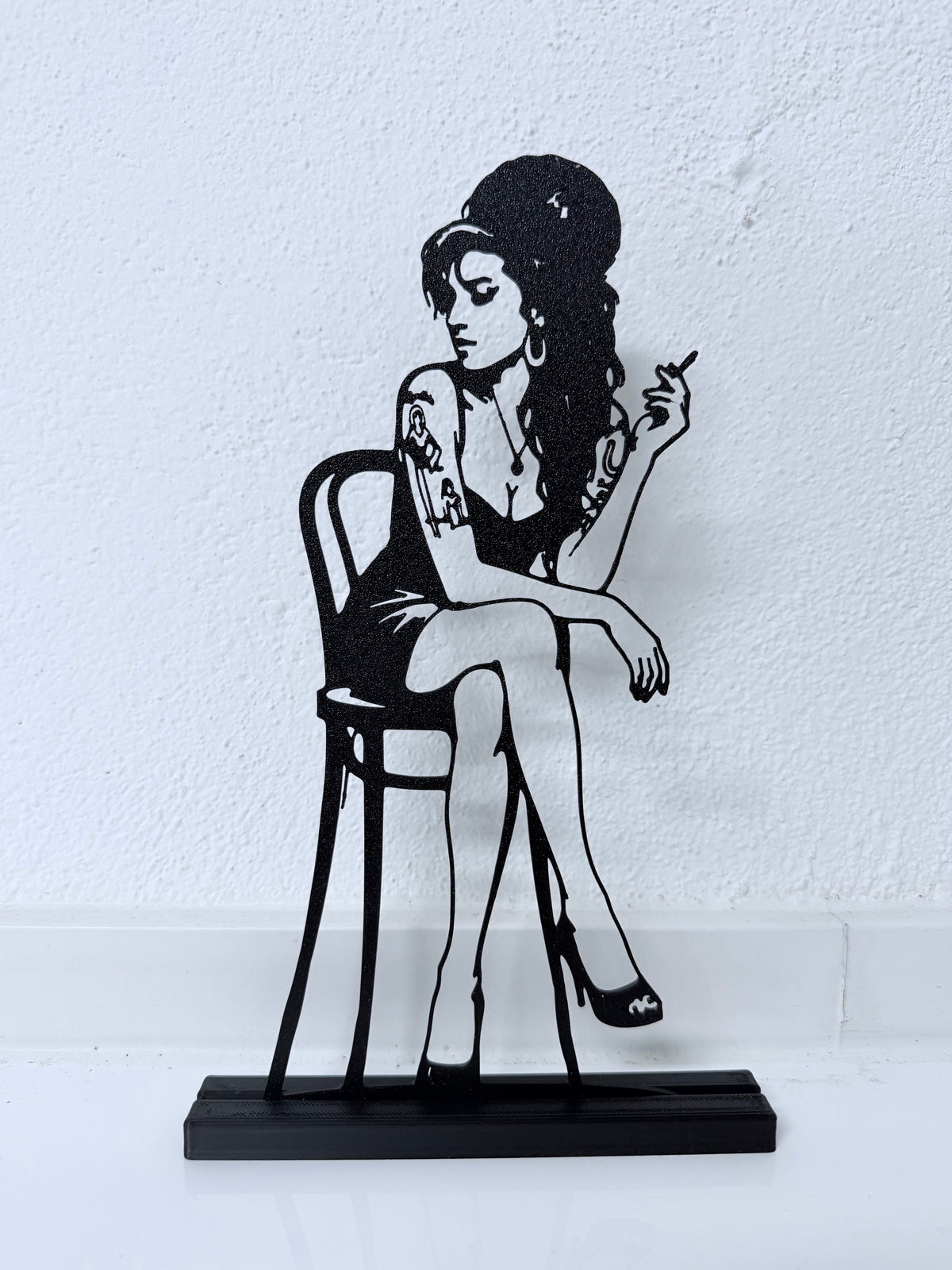 Lampada LED con silhouette 3D di Amy Winehouse in posa – 3DOutline – foto 2