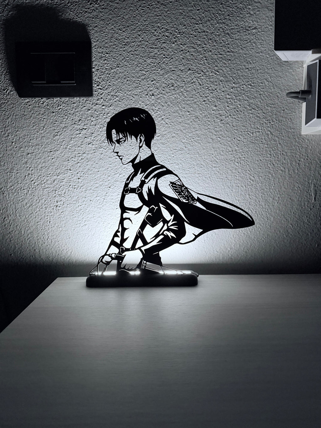 Lampada LED Levi di Attack on Titan accesa su scrivania