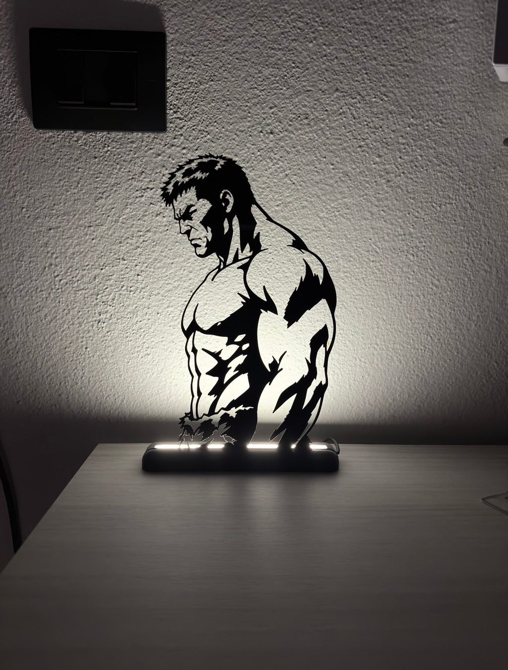 Lampada LED Hulk accesa su scrivania, vista d'insieme