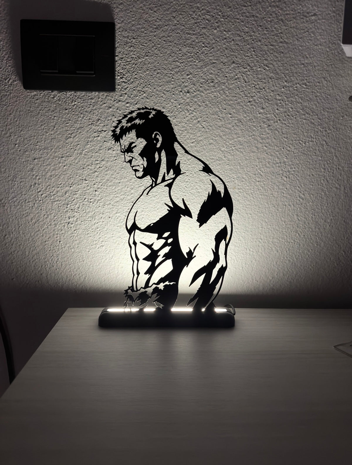 Lampada LED Hulk accesa su scrivania, vista d'insieme