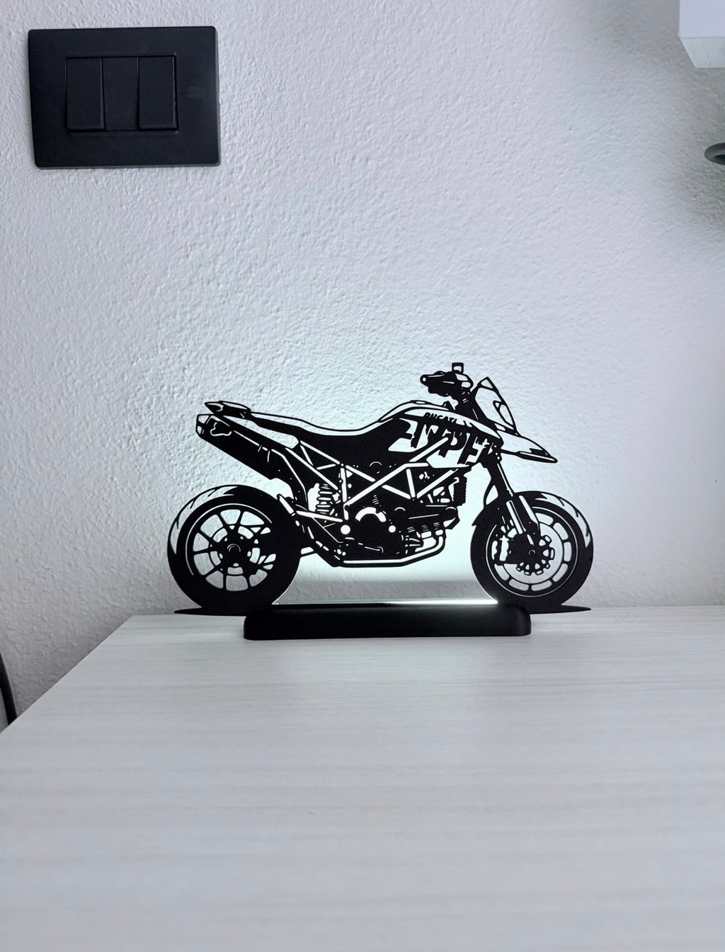 Lampada LED Ducati Hypermotard 1100 accesa su scrivania, vista d'insieme