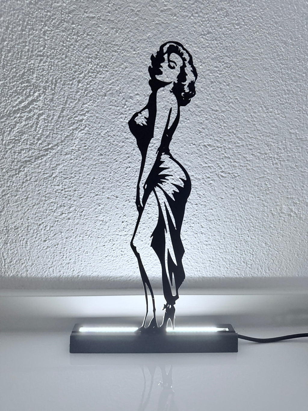 Lampada LED Marilyn Monroe di profilo accesa, vista frontale