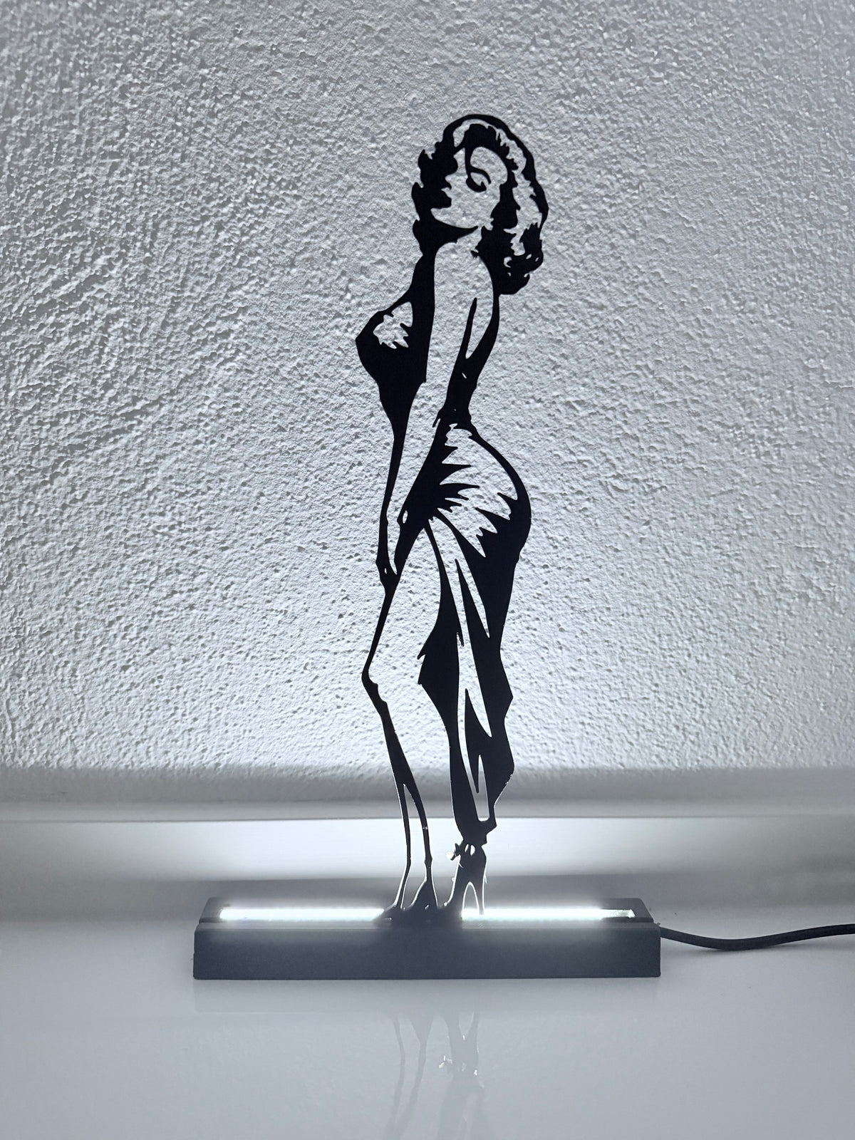 Lampada LED Marilyn Monroe di profilo accesa, vista frontale