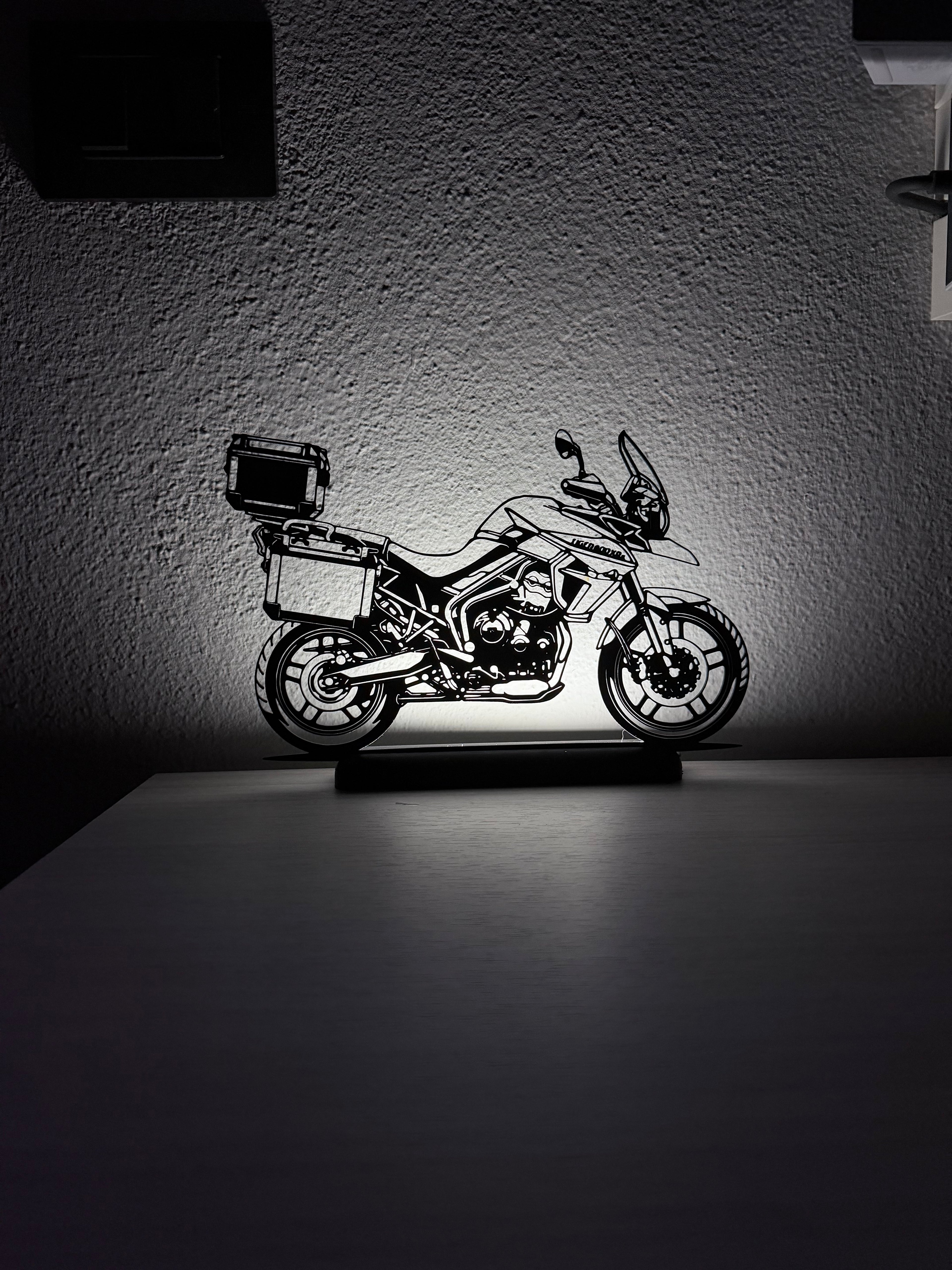 Silhouette 3D della moto Triumph Tiger 800 XRX in plastica nera