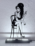 Lampada LED con silhouette 3D di Amy Winehouse in posa – 3DOutline