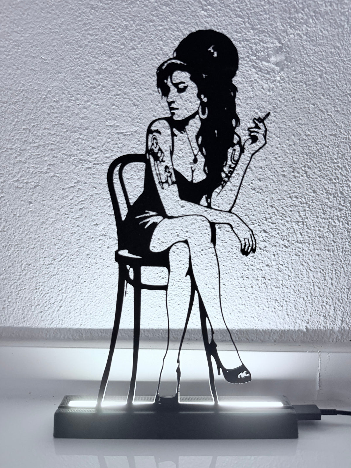 Lampada LED con silhouette 3D di Amy Winehouse in posa – 3DOutline