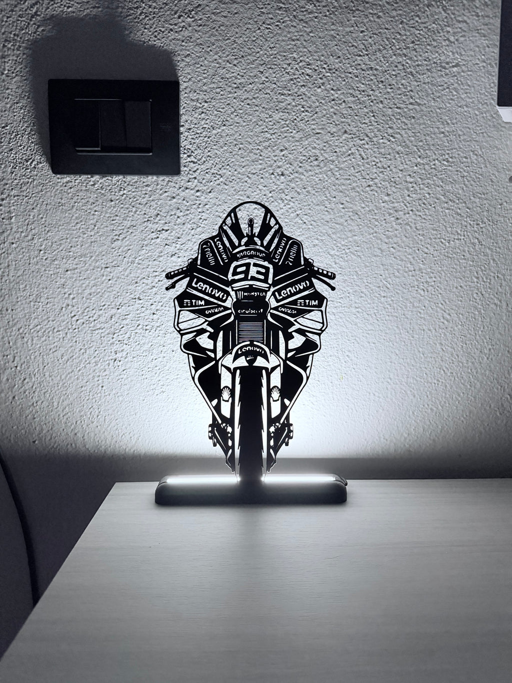 Lampada LED Ducati frontale di Marc Marquez accesa su scrivania