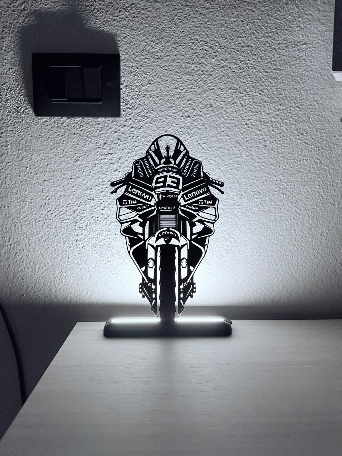 Lampada LED Ducati frontale di Marc Marquez accesa su scrivania