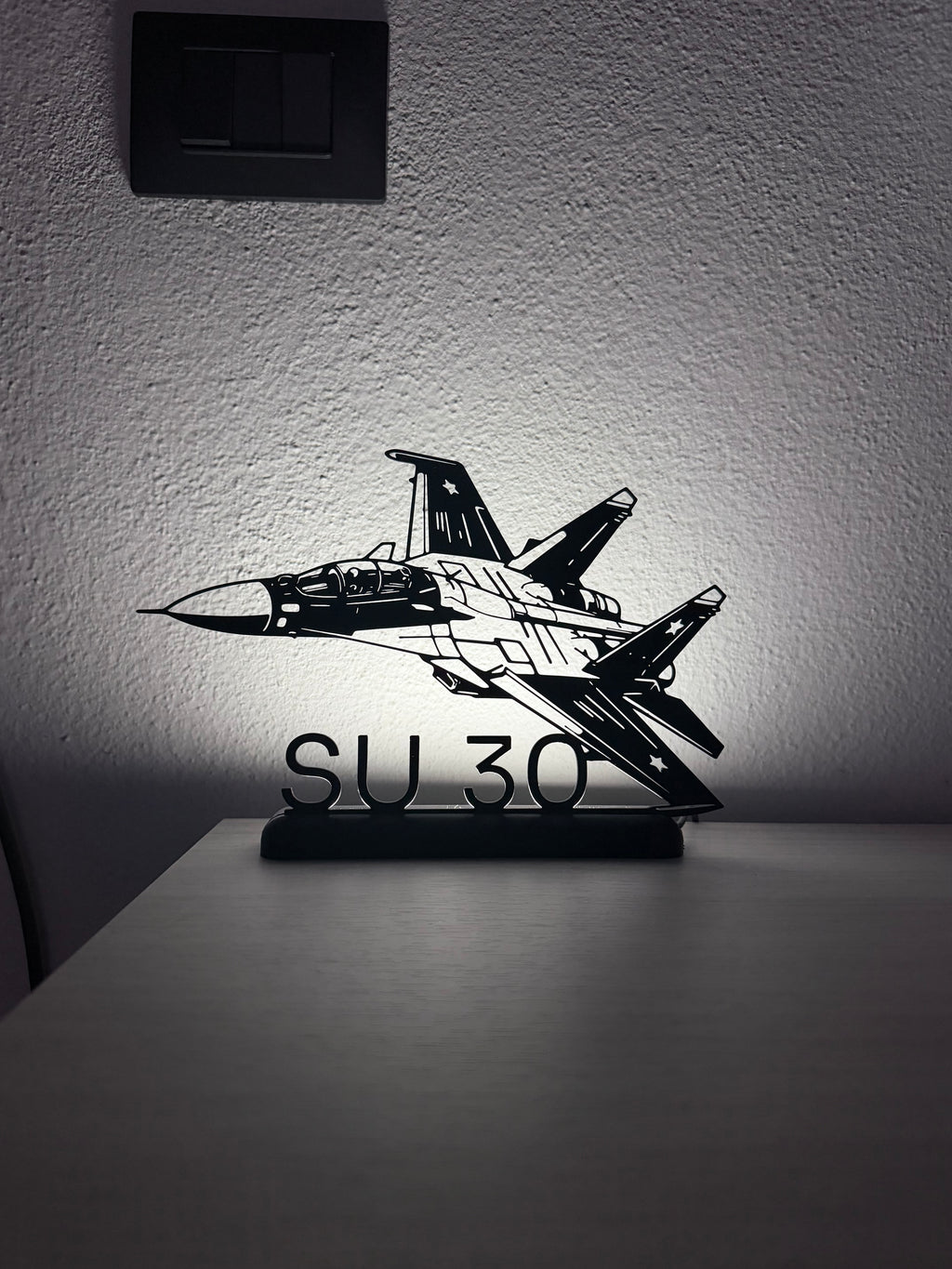 Silhouette 3D dell'aereo SU-30 in plastica nera con base LED