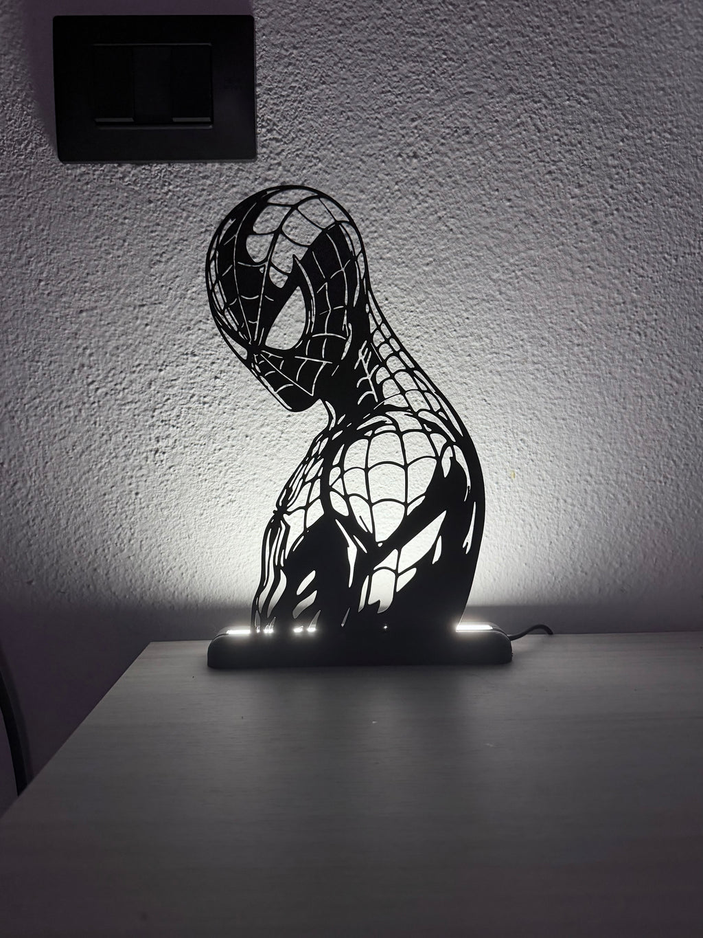 Silhouette 3D di Spiderman in plastica nera con base LED