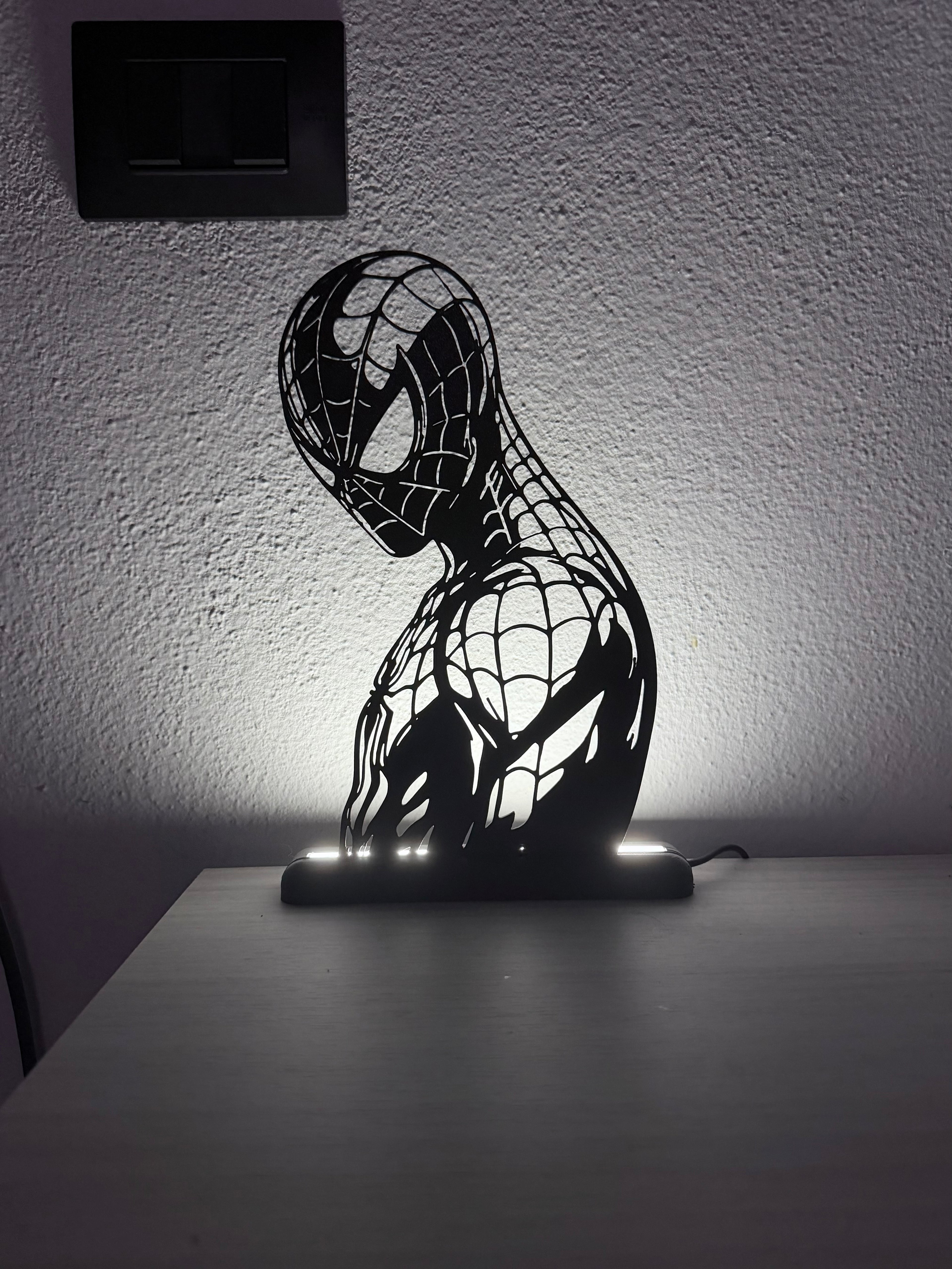 Silhouette 3D di Spiderman in plastica nera con base LED