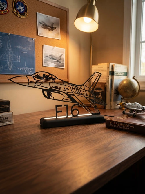 Silhouette 3D dell'aereo F16 in plastica nera con base LED