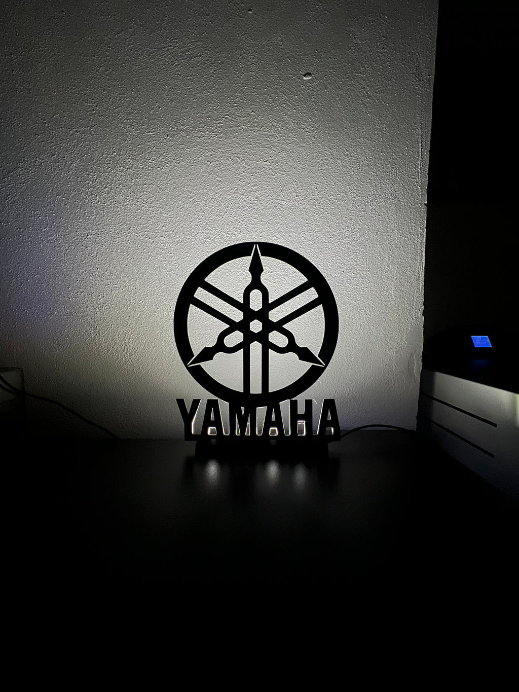 Lampada da esposizione con LED logo Yamaha