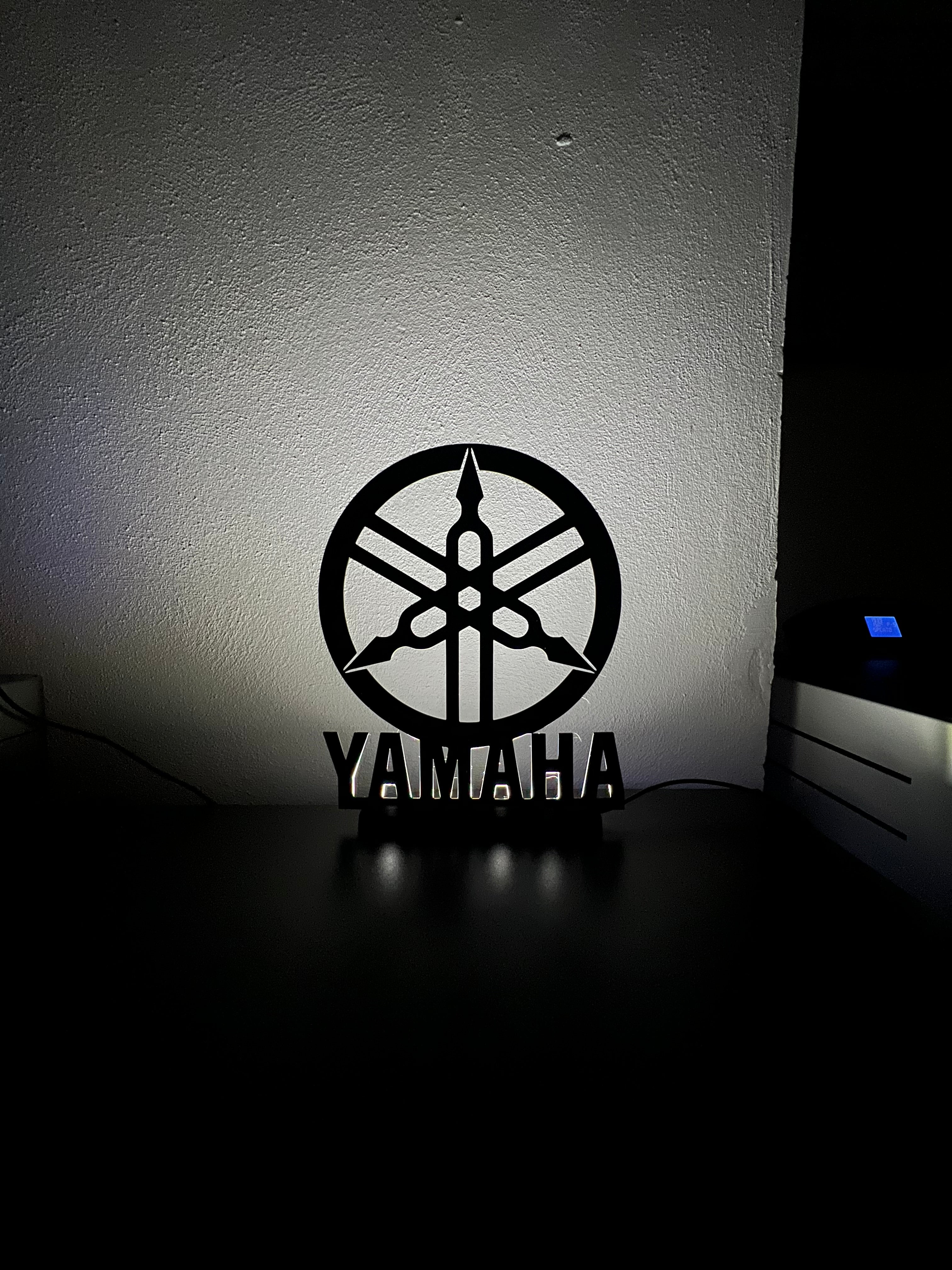Lampada da esposizione con LED logo Yamaha
