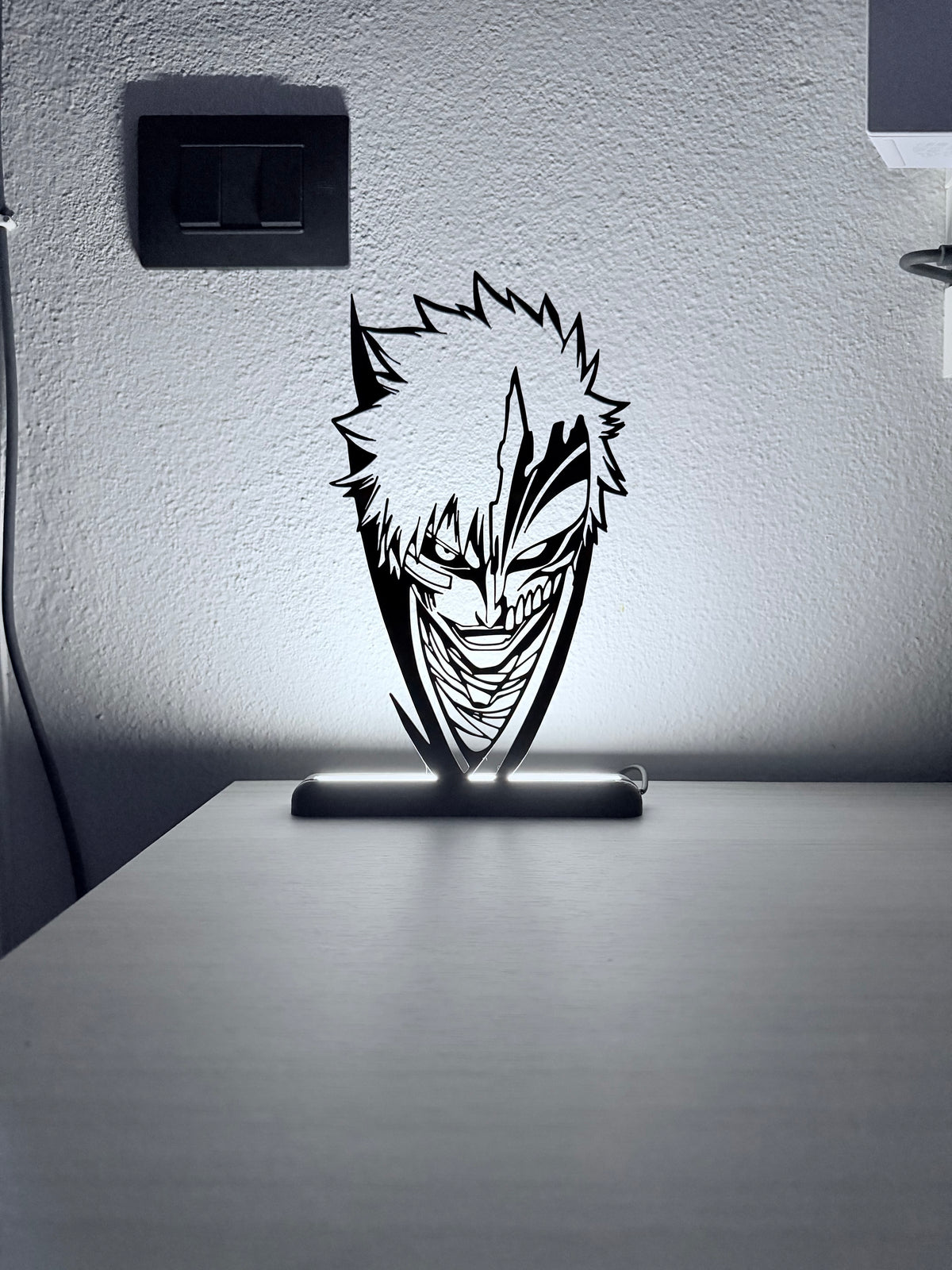 Lampada LED Ichigo Kurosaki accesa su scrivania, vista d'insieme