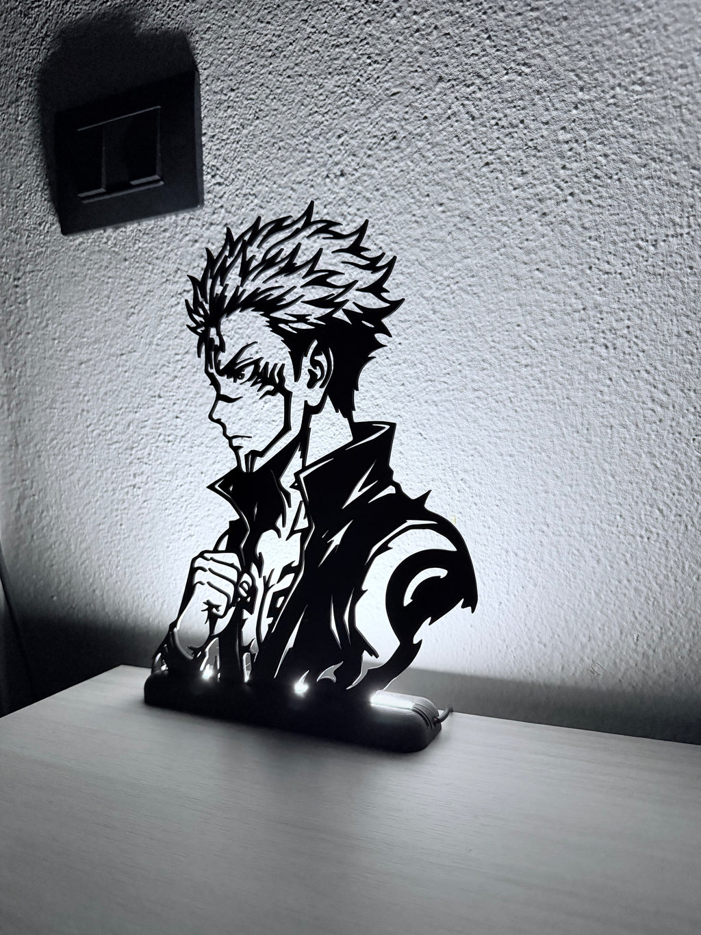 Lampada LED Sukuna di Jujutsu Kaisen accesa, vista frontale
