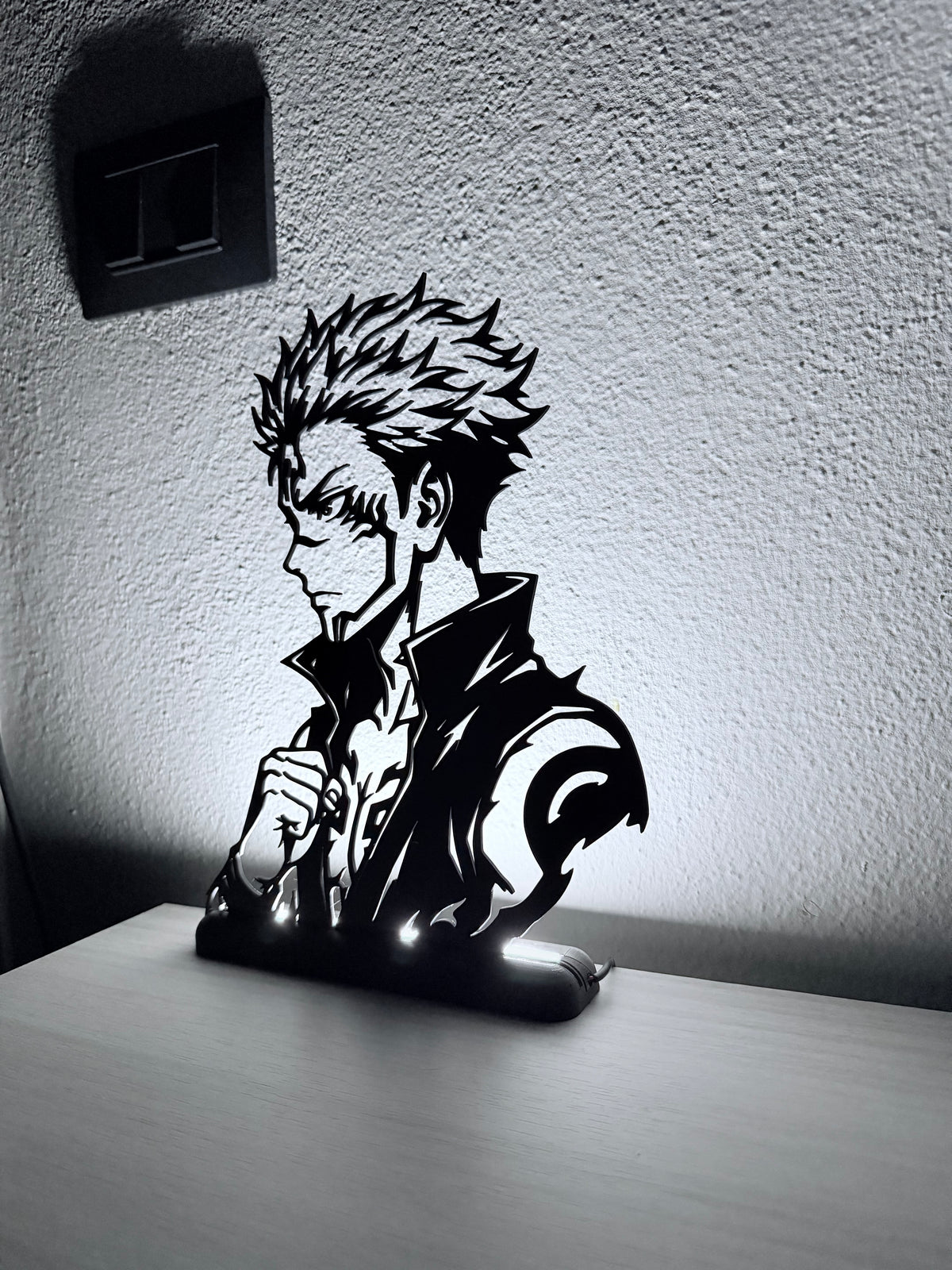Lampada LED Sukuna di Jujutsu Kaisen accesa, vista frontale