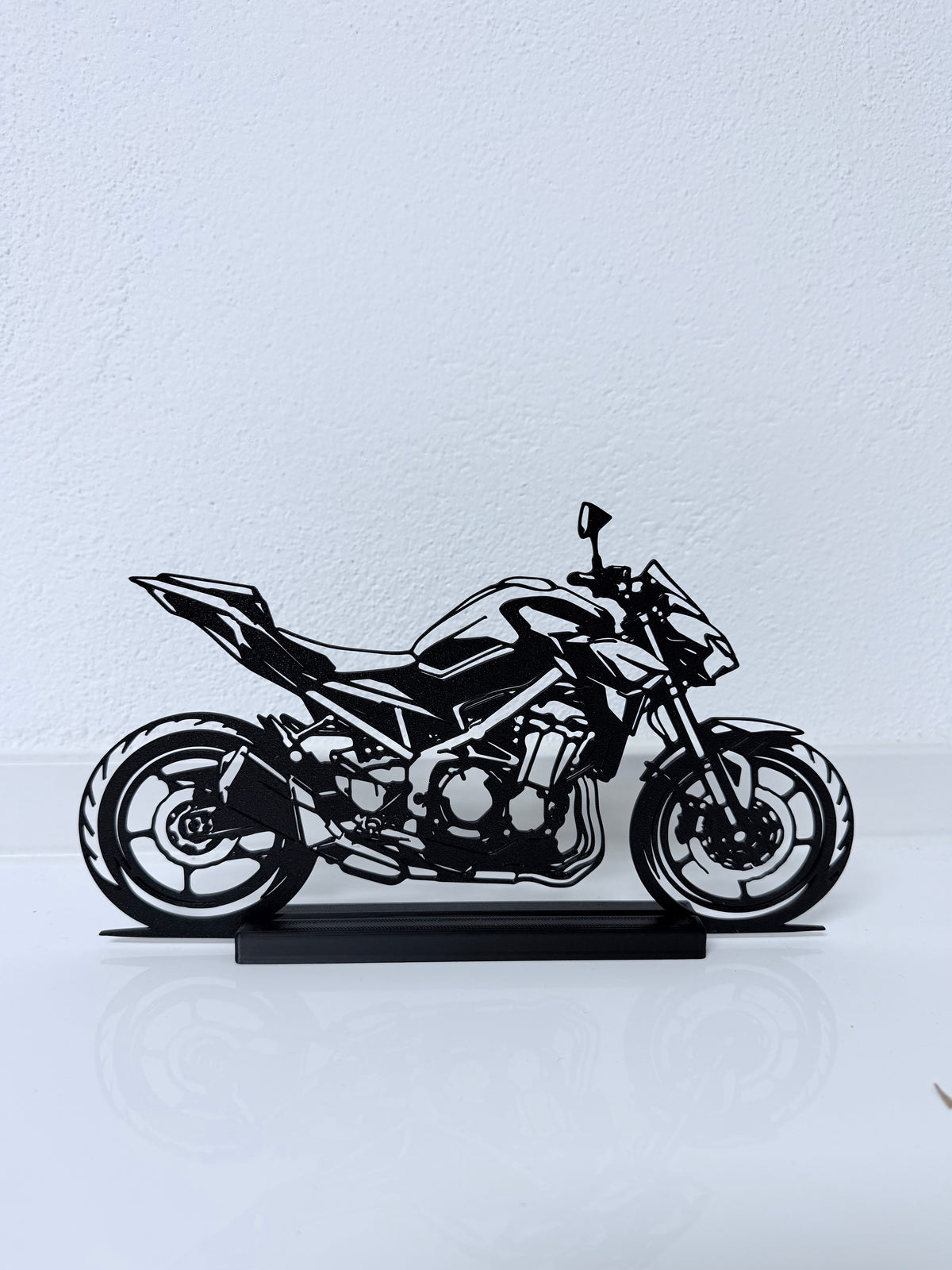 Silhouette 3D della Kawasaki Z900 su base senza LED