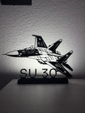 Lampada LED con silhouette 3D del caccia SU-30 su base illuminata