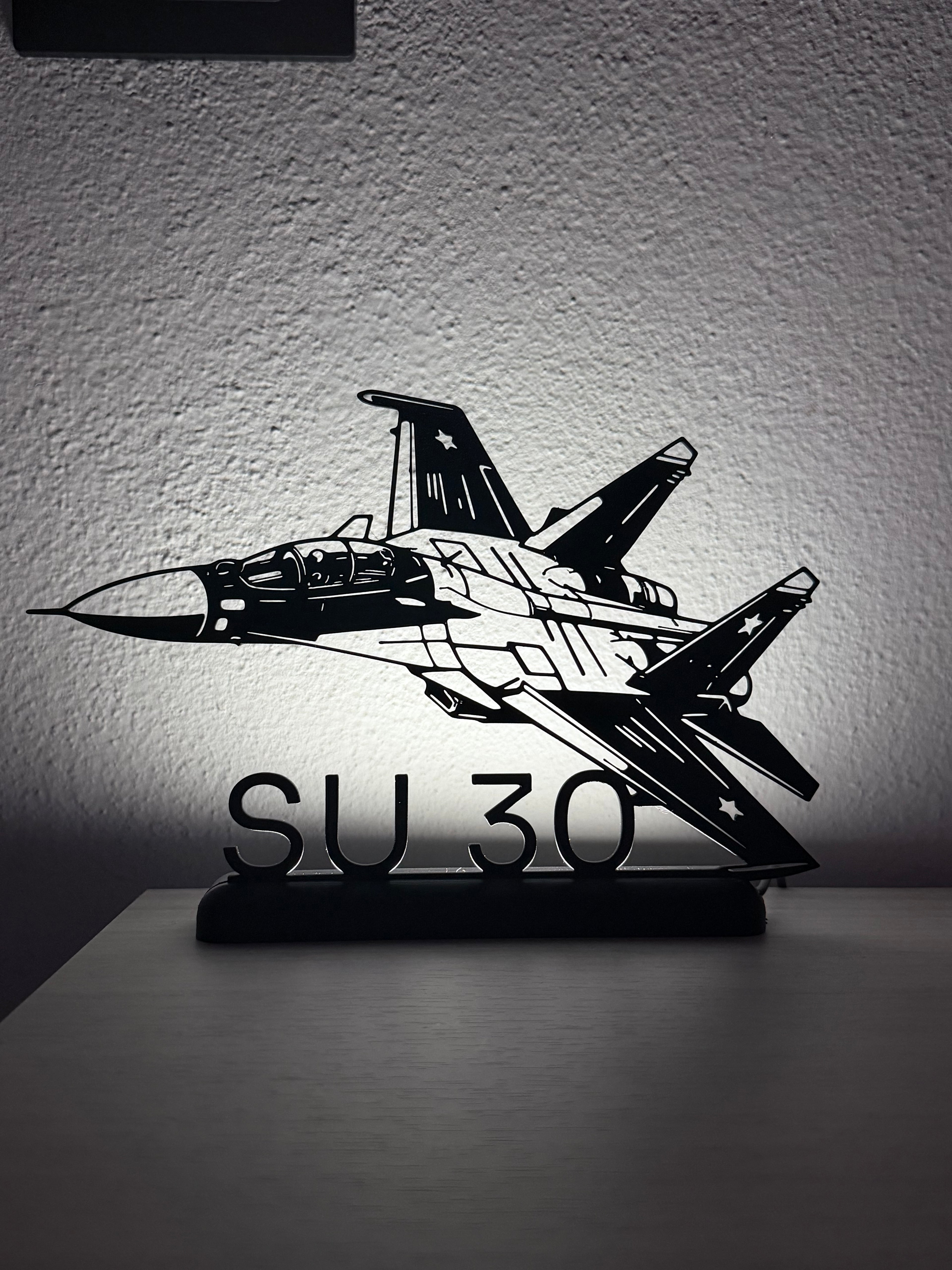 Lampada LED con silhouette 3D del caccia SU-30 su base illuminata