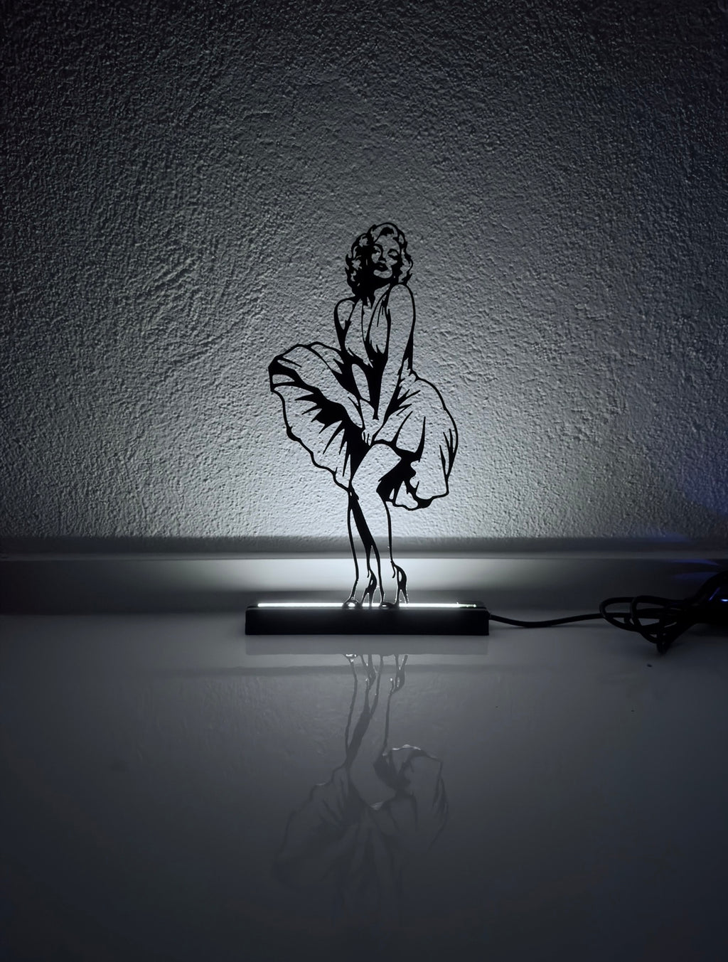 Lampada LED Marilyn Monroe con la gonna al vento accesa al buio