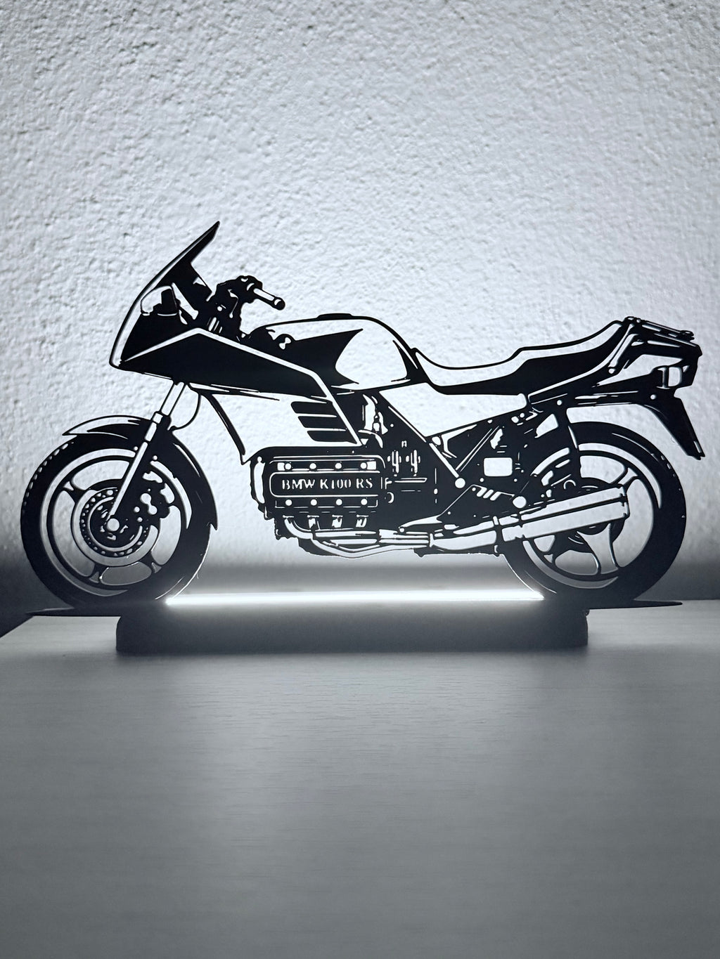 Lampada LED con silhouette 3D della BMW K100RS accesa