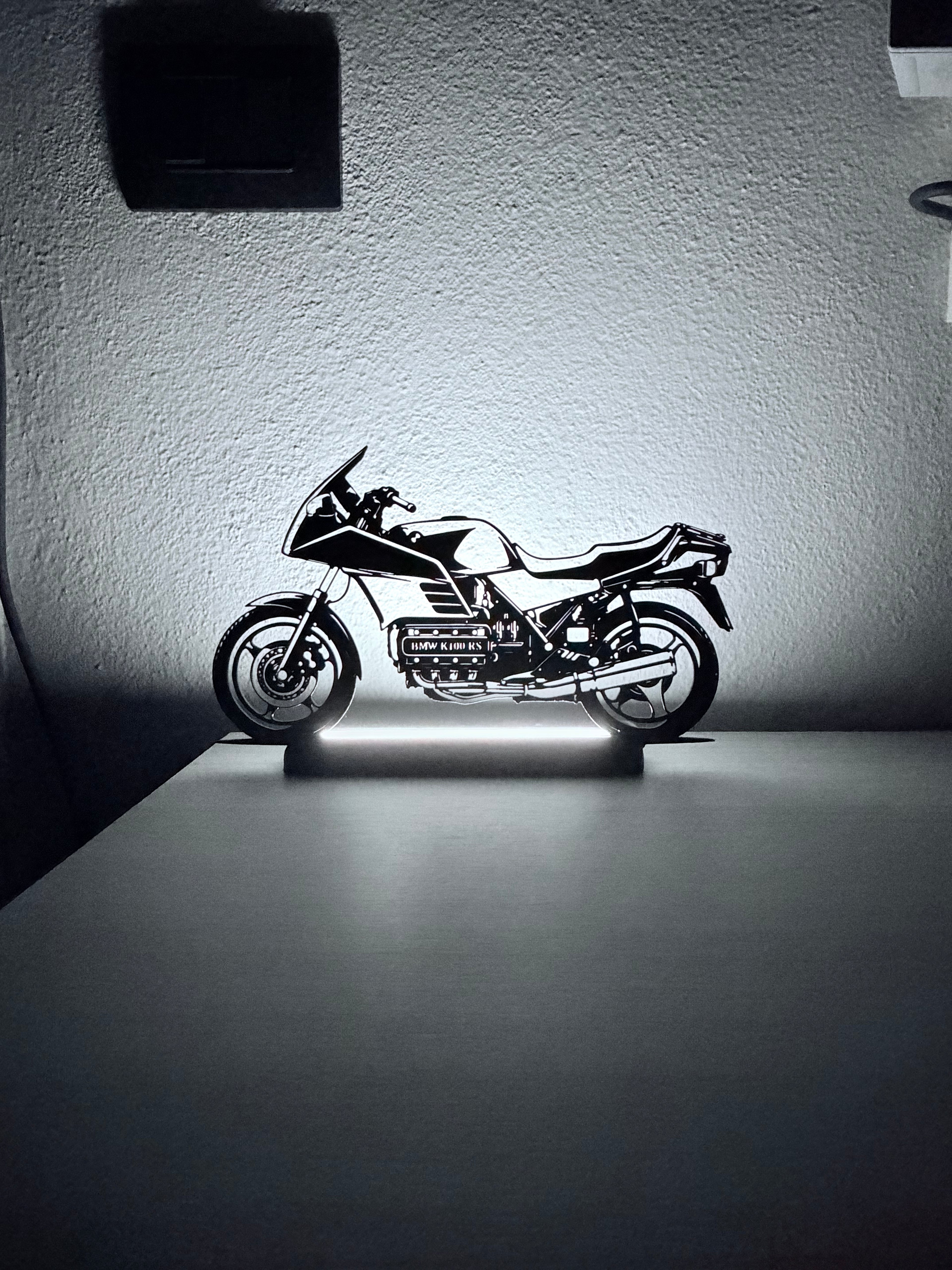 Lampada LED BMW K100RS accesa su scrivania, vista d'insieme