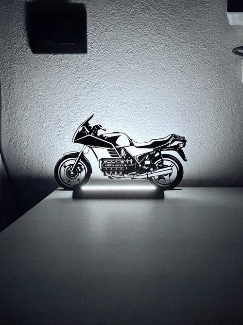 Lampada LED BMW K100RS accesa su scrivania, vista d'insieme