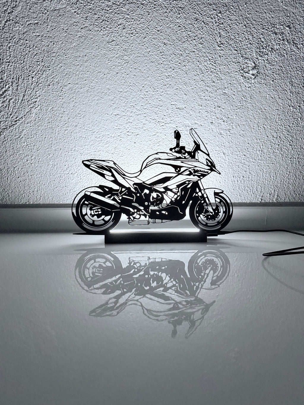 Lampada LED BMW S1000 XR accesa con riflesso, vista d'insieme