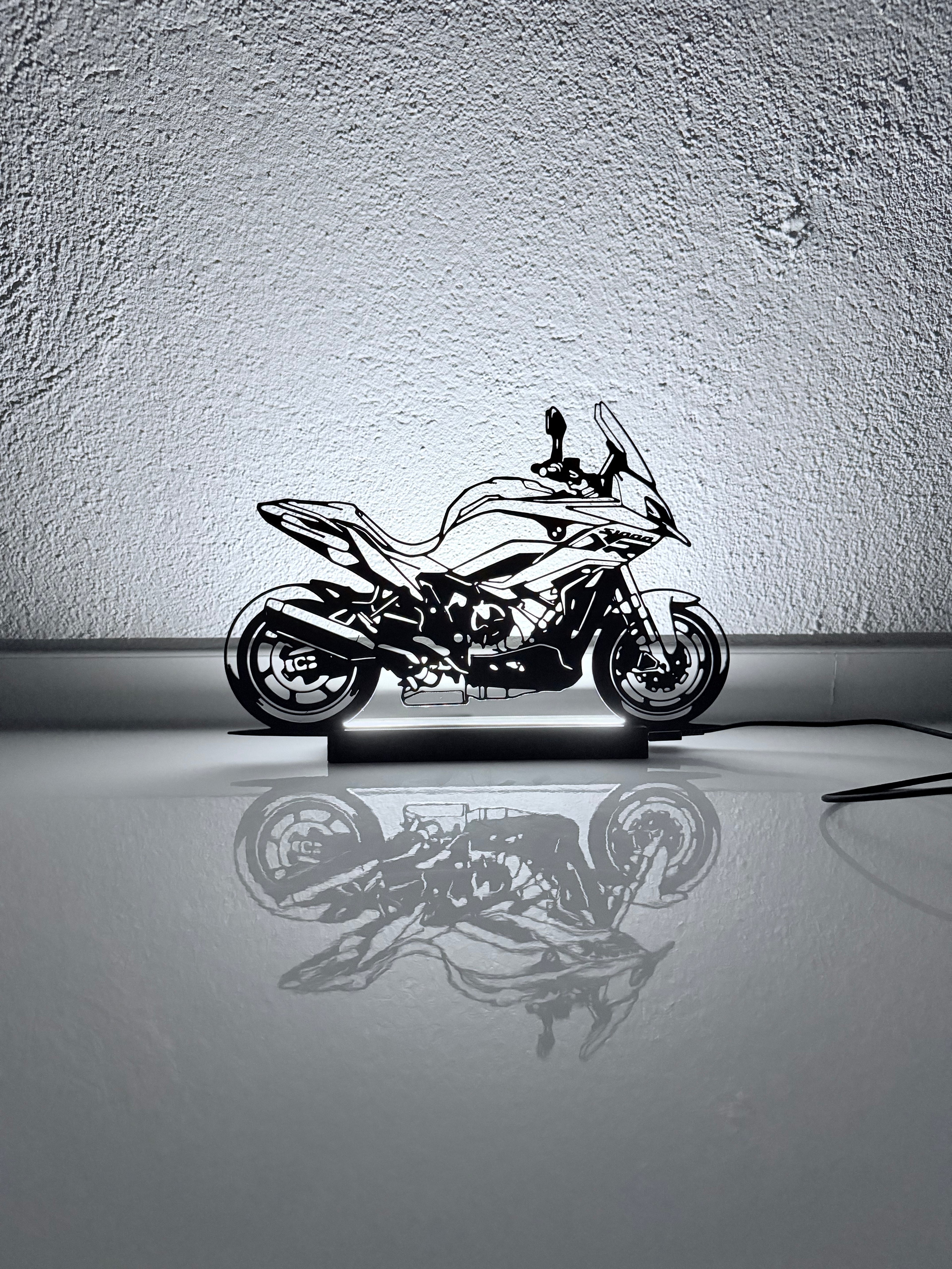 Lampada LED BMW S1000 XR accesa con riflesso, vista d'insieme