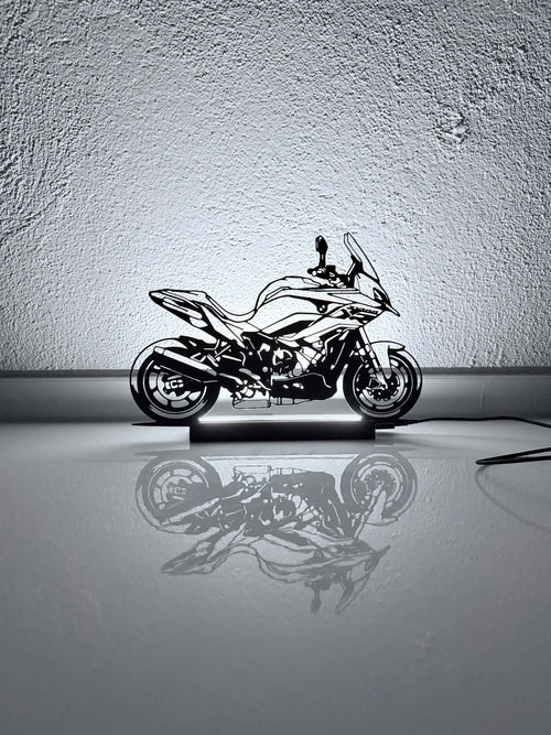 Lampada LED BMW S1000 XR accesa con riflesso, vista d'insieme