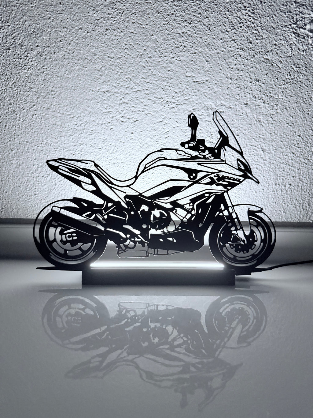 Lampada LED con silhouette 3D della BMW S1000 XR accesa