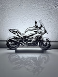 Lampada LED con silhouette 3D della BMW S1000 XR accesa