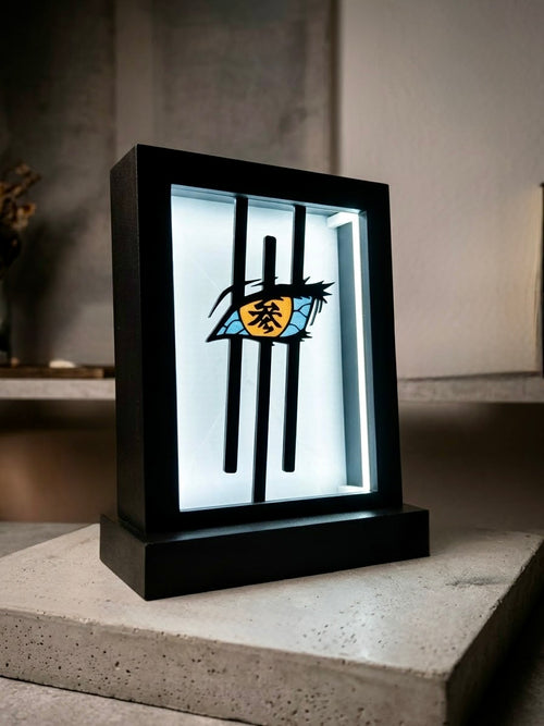Quadro luminoso LED con l'occhio di Akaza di Demon Slayer acceso su mensola
