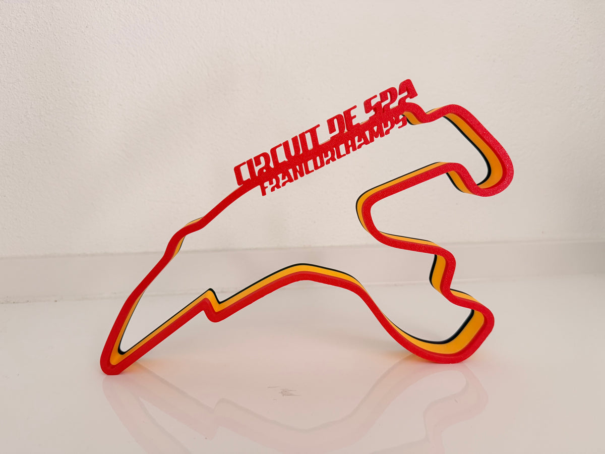 Dettaglio del nome Circuit de Spa-Francorchamps inciso in rilievo
